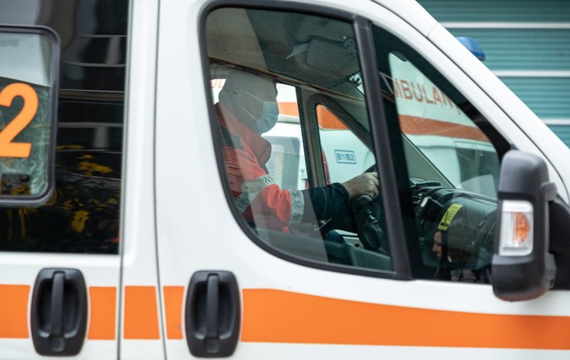 Tânăr mort, după ce a căzut de la etajul 10 al unui bloc din Slatina. Poliția face verificări