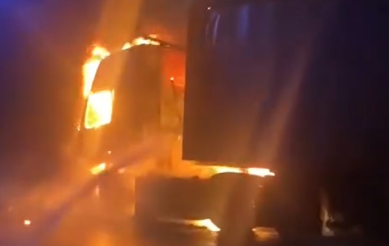 Cabina unui TIR a fost cuprinsă de flăcări pe o șosea din Mehedinți. Pompieri filmați când încearcă să stingă focul