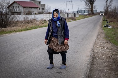 O bătrână a venit la strâns gunoaie în locul fiicei sale