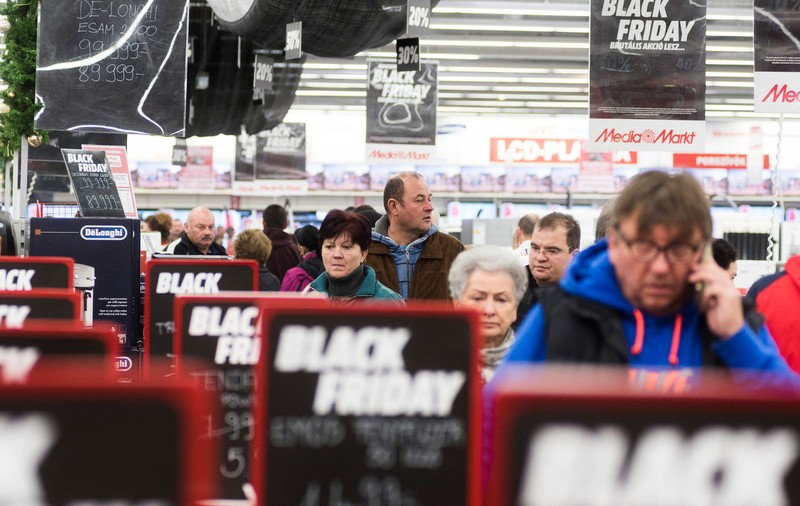 Altex, Media Galaxy, Carrefour și evoMag dau startul reducerilor de Black Friday începând cu 1 noiembrie. Care sunt cele mai bune promoții