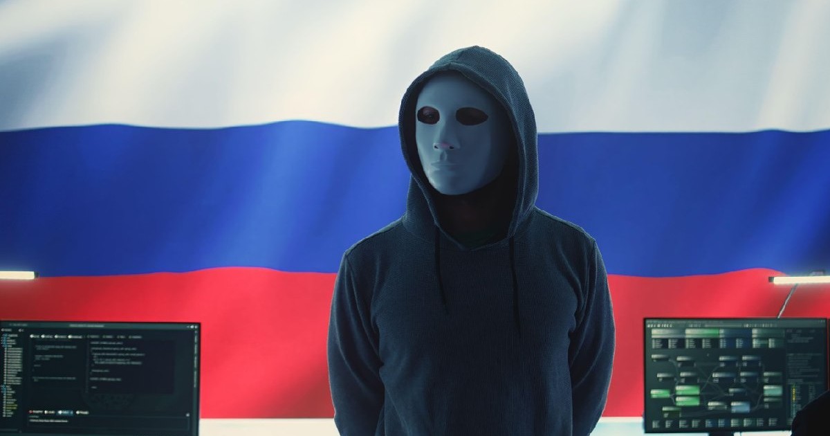 Expert rus care lucrează într-un centru de operațiuni cibernetice de înaltă tehnologie pentru a colecta informații prin atacuri informatice rău intenționate. IN spate se vede steagul Rusiei