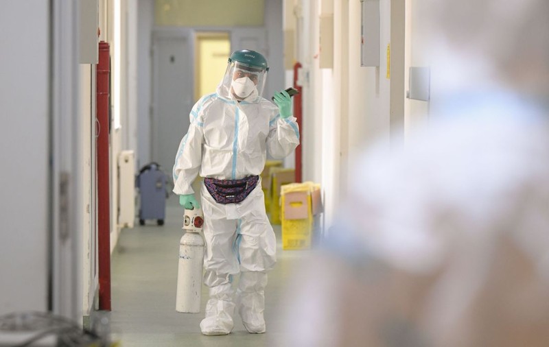Epidemie într-un oraș cu 8.000 de locuitori din Europa. Sute de oameni sunt sub supraveghere medicală