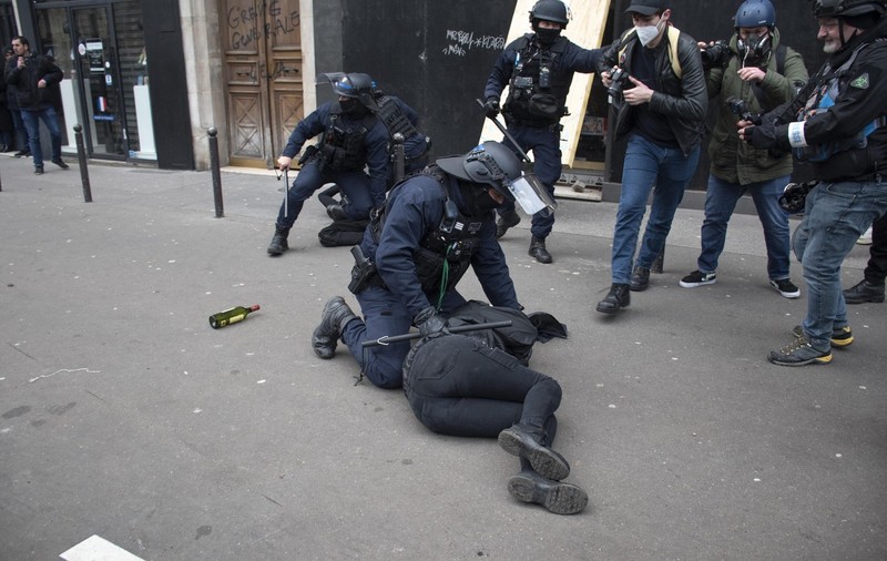 Un bărbat care făcea fotografii la protestele din Paris față de reforma pensiilor a fost mutilat de un jandarm. Medicii i-au îndepărtat un testicul