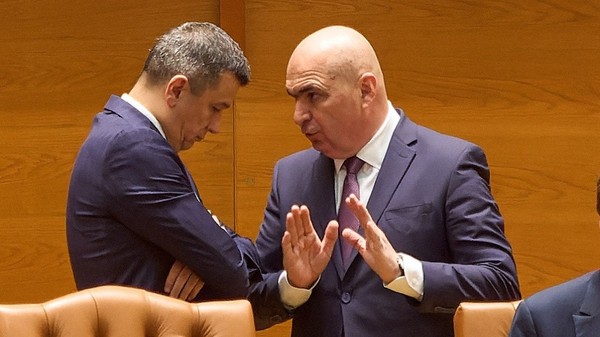 Guvernul Bolojan este interimar de 5 luni, după ce a fost demis prin moțiunea de cenzură PSD-AUR. În imagine, Sorin Grindeanu (stânga) și Ilie Bolojan. Foto: Profimedia