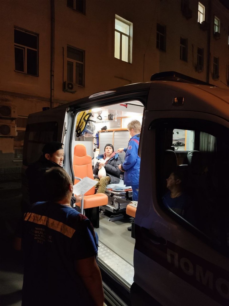 Kamardin, într-o ambulanță, la ieșirea din clădirea unde a fost anchetat. Foto: Telegram