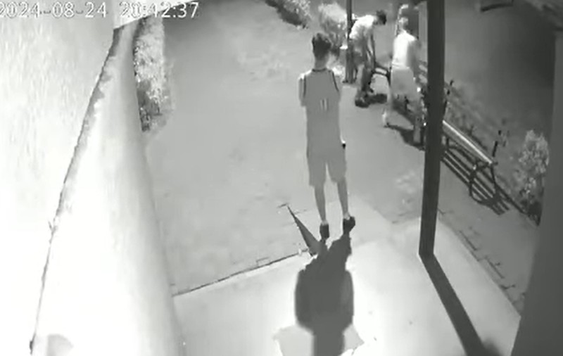 Patru tineri au fost filmați în timp ce fură o bancă din Bacău. Polițiștii îi caută pe hoți. VIDEO