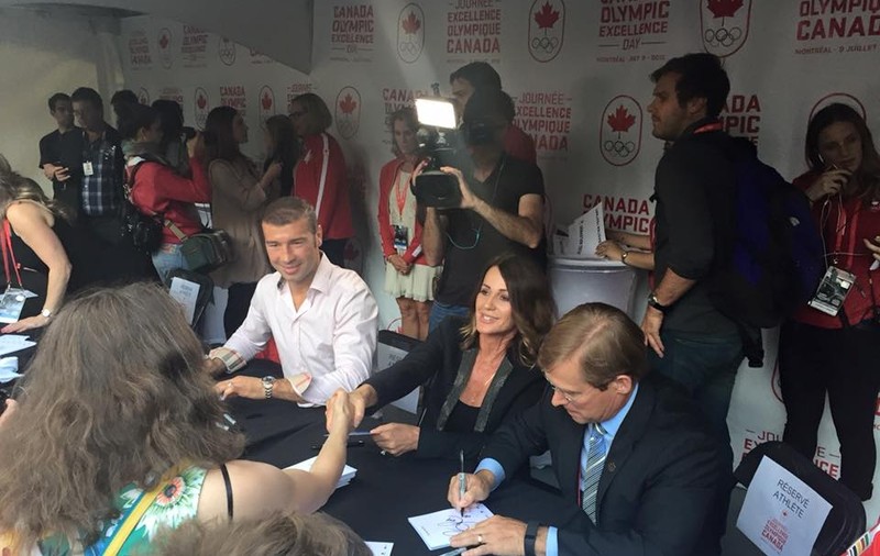Lucian Bute a dat autografe alături de Nadia la Montreal