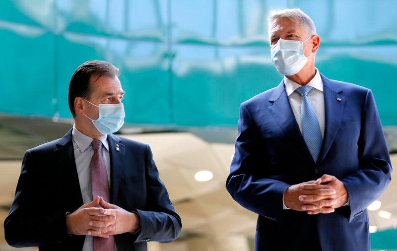 365 de zile și 21.342 de morminte mai târziu. Sau un an de când Iohannis ne spunea zâmbitor „să demitizăm un pic boala”