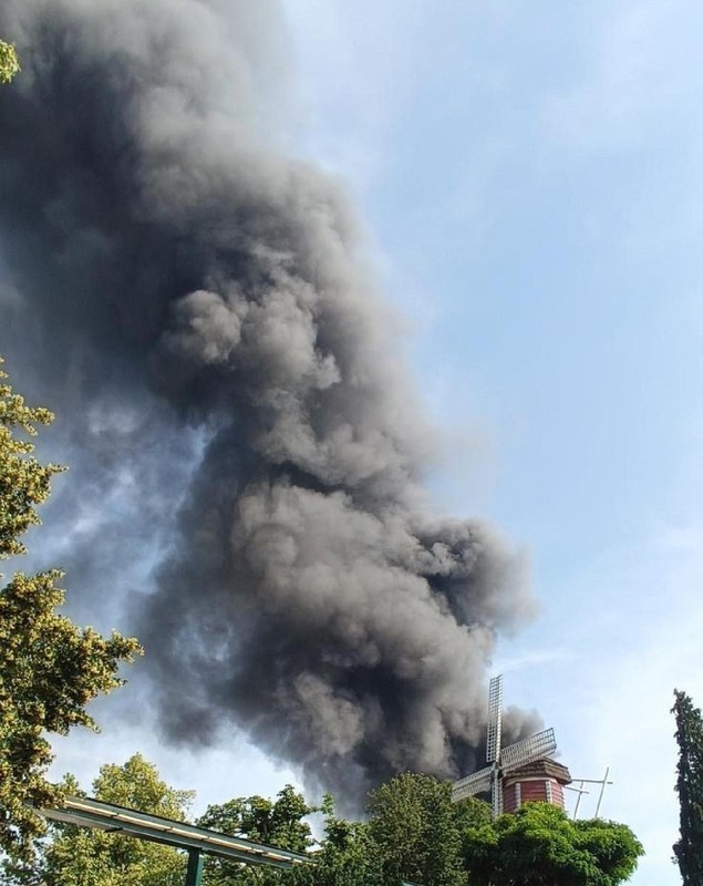 Incendiu uriaș în cel mai mare parc de distracții din Germania, Europa-Park. 25.000 de oameni au fost evacuați