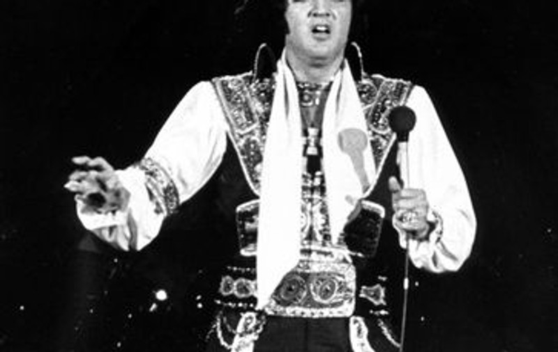 Elvis Presley a murit din cauza unei constipaţii cronice 