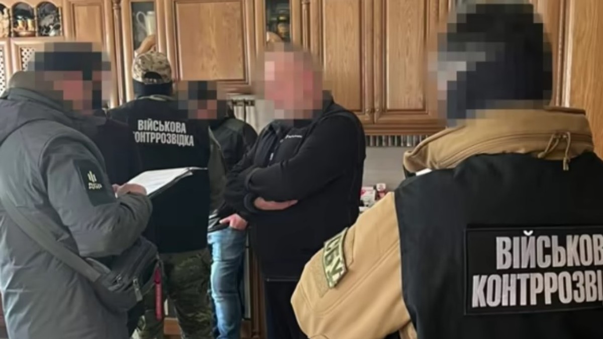 Imagine din momentul reținerii a doi generali ucraineni pentru neglijență Foto: SBU