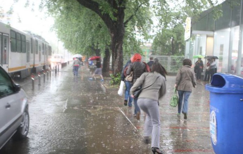 Ploi abundente și vânt puternic în București, până joi dimineață. Sâmbătă vor fi -2 grade!