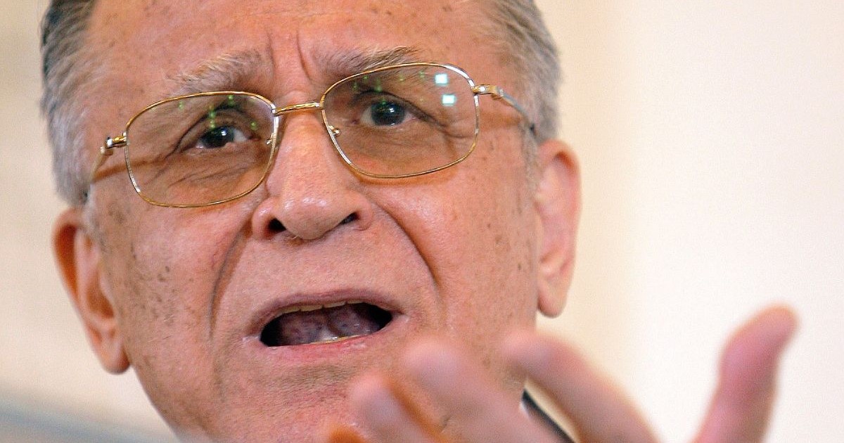 Ion Iliescu surprins cu gura deschisă și cu mâna ridicată