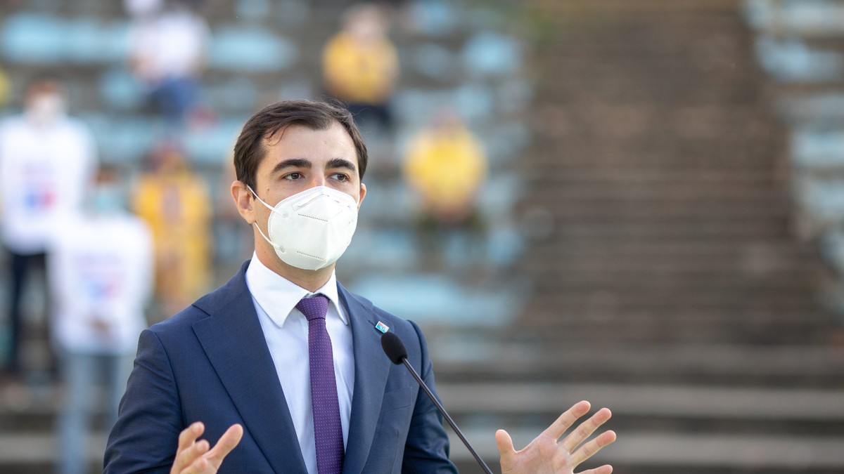 Claudiu Năsui despre legea Romexpo: „Nu ne vindem țara, o dăm pe degeaba. Cu banii pe teren putem plăti ajutoarele promise pentru Horeca“. Năsui făcând un gest cu mâinile