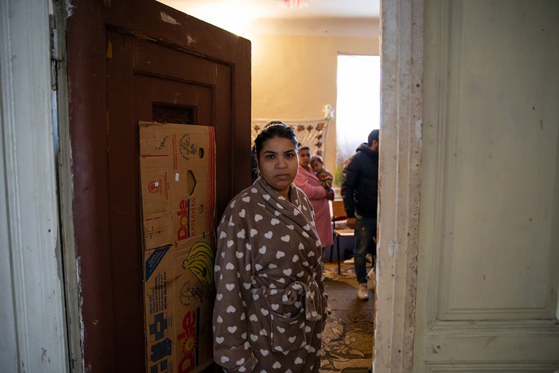 Petronela vine dintr-o familie cu 11 frați. Pe viitor își dorește o viață mai bună pentru cei doi copii, dar acum vrea doar ca Primăria să nu îi dea afară în stradă în plină iarnă