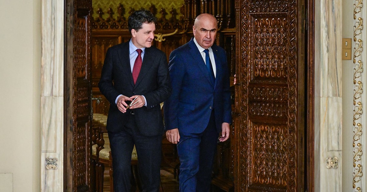 Președintele român Nicușor Dan (stânga) și prim-ministrul desemnat Ilie Bolojan (dreapta) sosesc pentru a oferi o declarație de presă comună la Palatul Cotroceni, sediul Președinției române, din București, pe 20 iunie 2025. Președintele român Nicușor Dan l-a numit pe politicianul liberal Ilie Bolojan în funcția de prim-ministru pe 20 iunie 2025, după săptămâni de negocieri menite să numească un nou guvern și să pună capăt lunilor de tulburări politice.