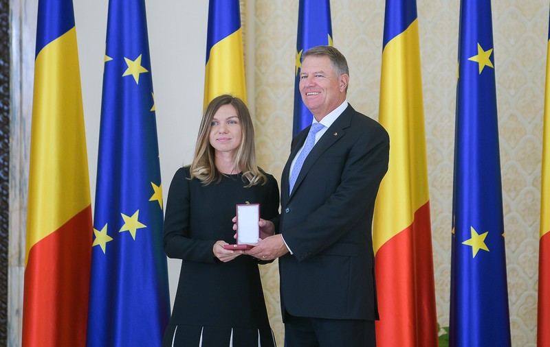 De ce nu s-a mai disputat meciul demonstrativ de tenis dintre Simona Halep și președinte. ”Nu i-a mai răspuns la telefon lui Iohannis!”. Jocul urma să fie transmis de TVR