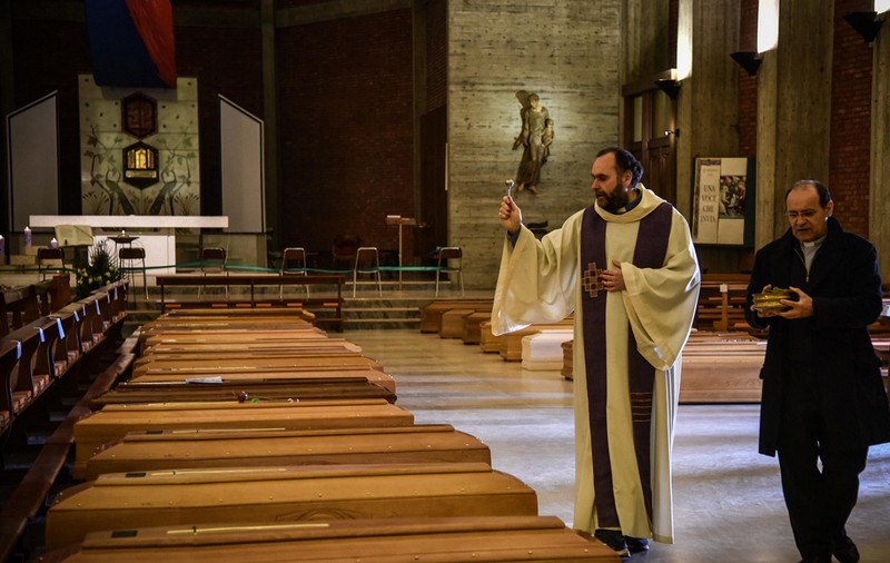 Italia a înregistrat un număr uriaș de decese asociate COVID-19. Din primăvară nu s-a mai întâmplat așa ceva