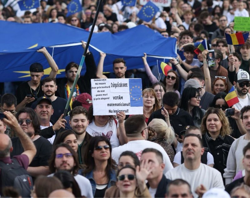 Mii de oameni în Piața Victoriei la mitingul „România în lumină”, organizat de Nicușor Dan. Jandarmeria a sesizat AEP pentru „propagandă electorală” | VIDEO