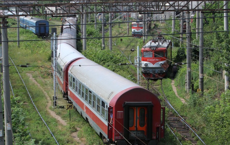 PANICĂ printre CĂLĂTORII a 4 trenuri OPRITE în Harghita! De azi noapte, SUNT LĂSAŢI FĂRĂ APĂ ŞI MÂNCARE