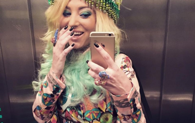 Delia, copiată chiar de sora ei. Ioana Matache seamănă perfect cu nonconformista artistă