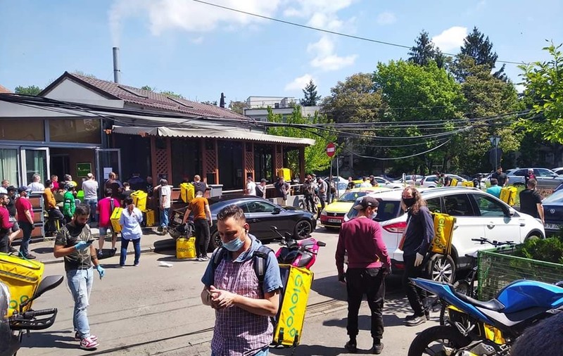 POZA ZILEI | Mici de 1 Mai, în criza COVID: zeci de curieri, la coadă în fața restaurantului La Cocoșatu