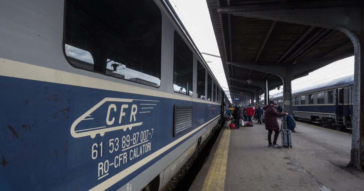 În imagine este ilustrat un tren CFR, albastru