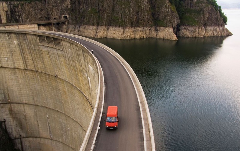 Un bărbat s-a aruncat de la 112 metri înălțime, de pe viaductul de la Vidraru