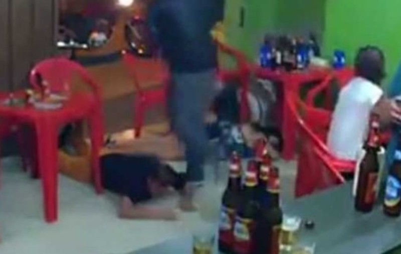 Dependent de telefonul mobil, n-a văzut jaful petrecut sub ochii lui într-un bar | FOTO
