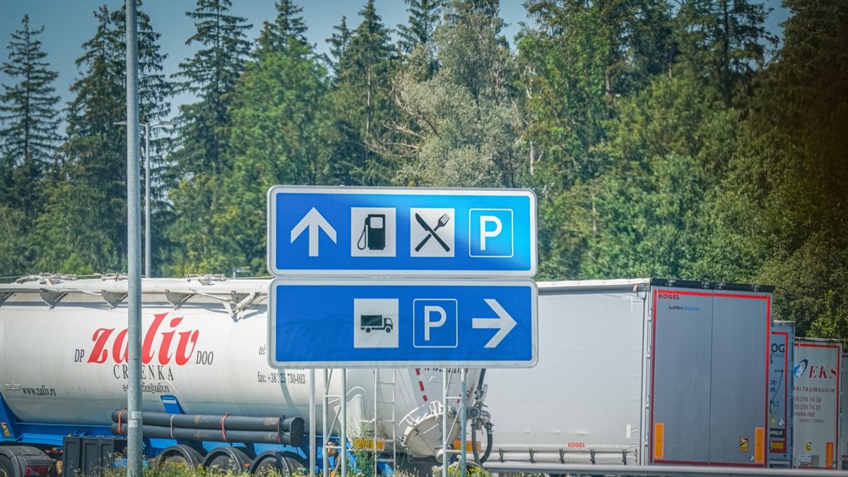 camioane parcate într-o zona de odihnă lângă autostrada Germania