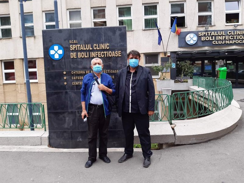 Alexandru, stânga, și Ovidiu Nagy în fața Spitalului Clinic de Boli Infecțioase Cluj-Napoca
