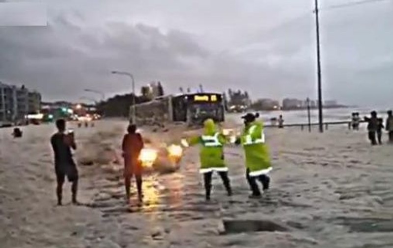 Un oraş australian a fost îngropat în spumă! N-ai să crezi ce a ieşit de sub marea de spumă! | VIDEO