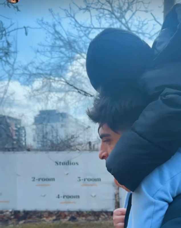 Imagine rară cu fiul lui Theo Rose și fratele artistei. Cum a fost surprins Sasha alături de familie