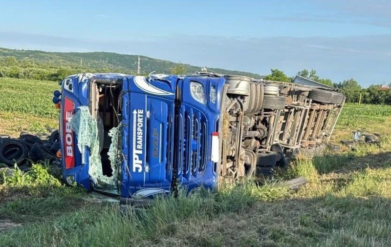 Un șofer de TIR uzbec și-a văzut moartea cu ochii pe o șosea din România, unde s-a trezit cu alt camion intrat direct în el. Celălalt șofer a murit