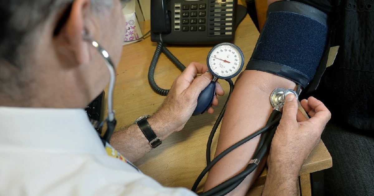 Fotografie de arhivă din data de 10/09/14 a unui medic care verifică tensiunea arterială a unui pacient la cabinetul Temple Fortune Health Centre GP de lângă Golders Green, Londra.