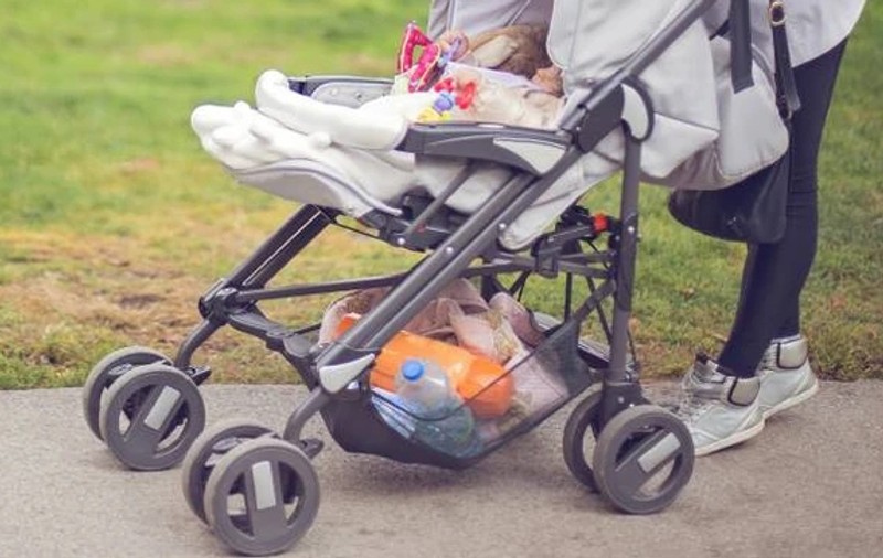 O româncă a trecut printr-o spaimă teribilă azi la Roma. O altă femeie a încercat să-i răpească nepoata din căruț!