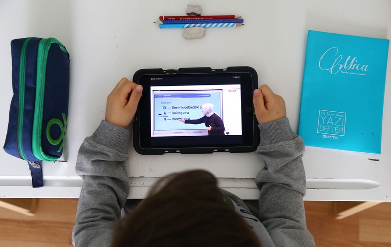 Ministrul Educației, contrazis de propriul institut de cercetare: cei mai mulți elevi nu au acces la educație online