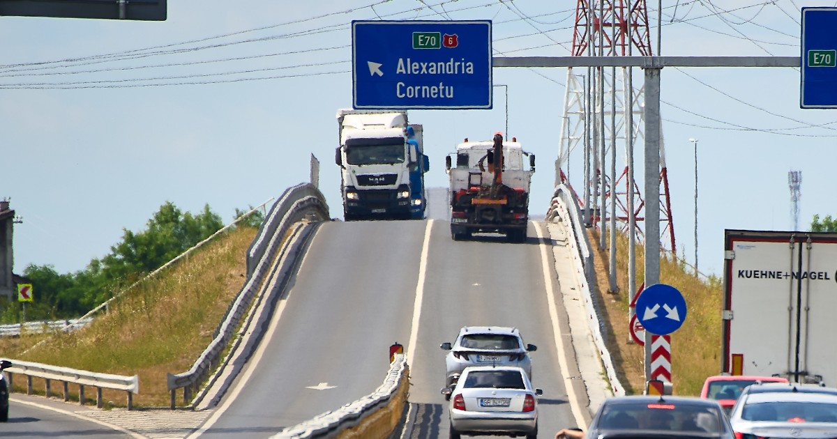 Un indicator rutier care indică ieșirea de pe Centura București spre Alexandria