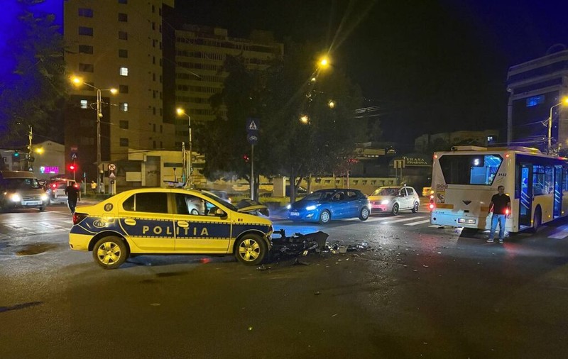 Doi agenți au ajuns la spital, în urma unui accident între o autospecială de poliție și un autobuz, la Ploiești