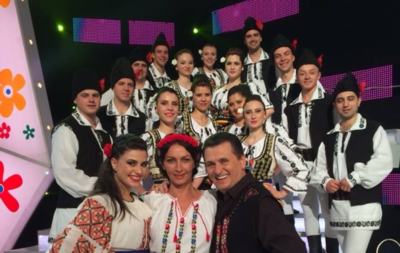 MIHAELA RĂDULESCU şi-a ARĂTAT FUNDUL ÎN COSTUM POPULAR
