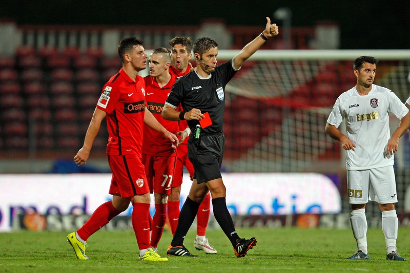 Arbitrul Radu Petrescu i-a mai uimit pe dinamoviști cu deciziile sale FOTO: Octavian Cocoloș