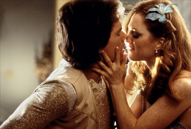 Băiatul se îndrăgostește de Maggie (Julianne Moore), soția regizorului / Foto: New Line Cinema