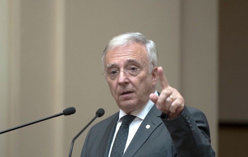 Mugur Isărescu se îmbogățește de la an la an, dar nu renunță la mașina din 1993!