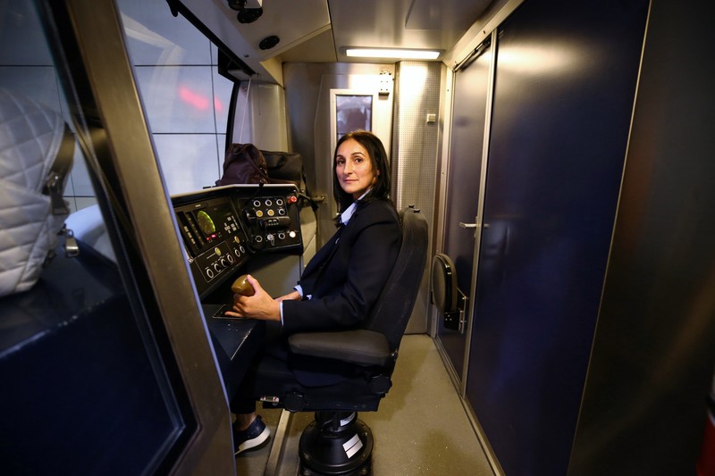 Simona e mecanic II și conduce garnitura de metrou