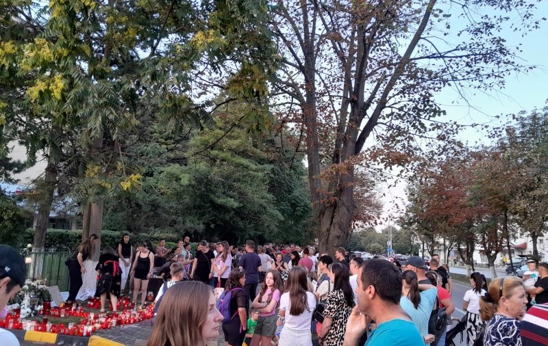 Nou protest cu sute de oameni în faţa maternităţii din Botoșani, după moartea Alexandrei. „Cei vinovați să nu mai profeseze”