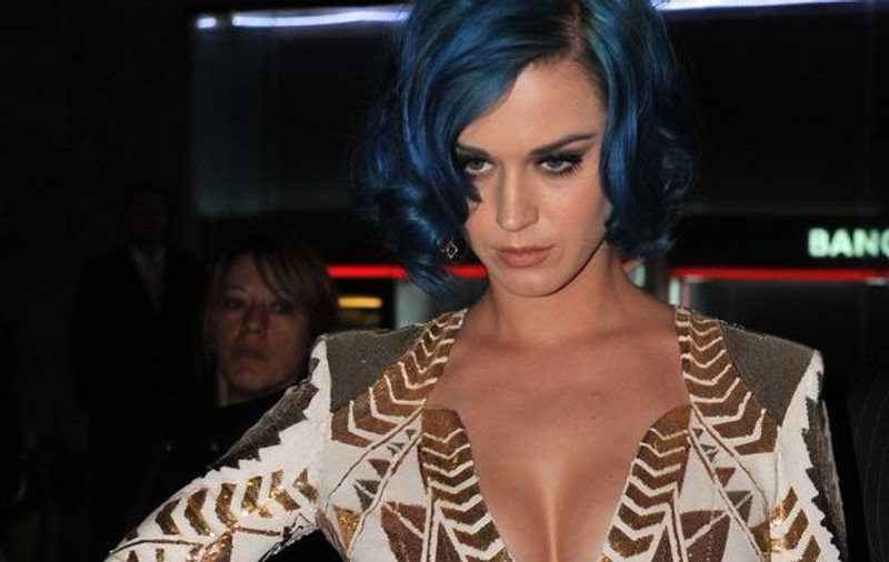 Katy Perry a luat-o razna? Încearcă să le convingă pe viitoarele mirese să nu se mărite