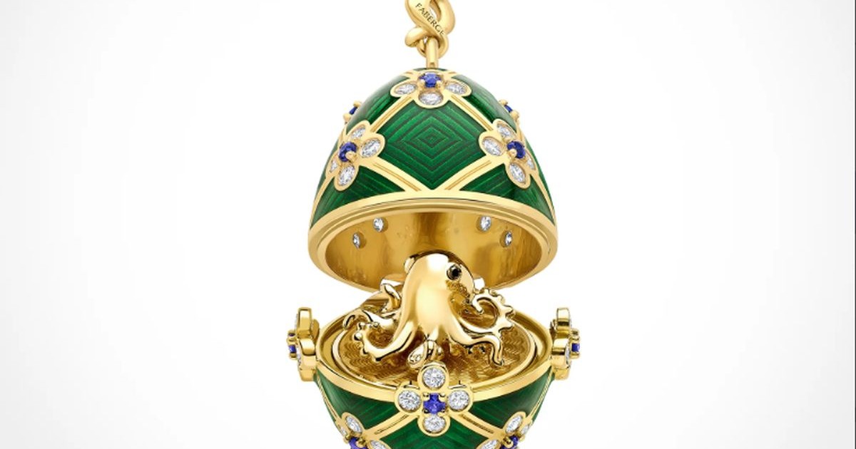 Medalionul sub formă de ou Fabergé furat este împodobit cu 60 de diamante albe și 15 safire albastre și se deschide pentru a dezvălui o miniatură din aur de 18 carate ce reprezentă o caracatiță.