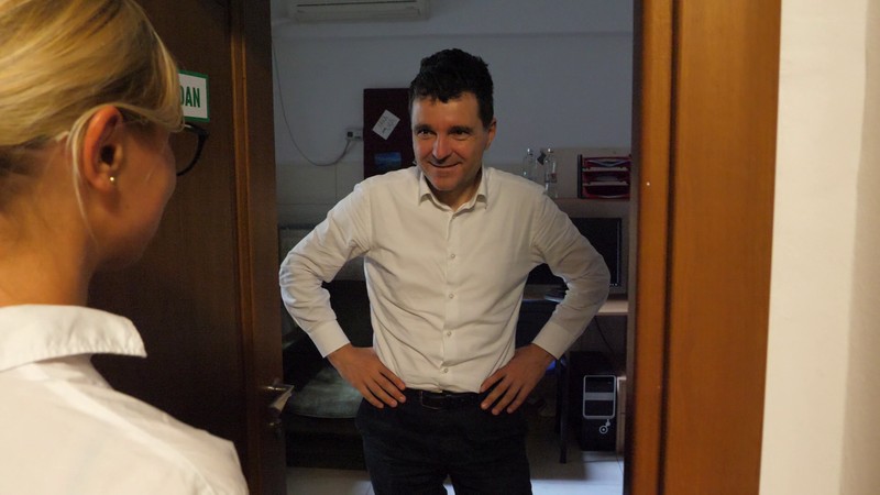 Singurul deputat pe care îl găsim la birou este Nicuşor Dan (USR-independent)