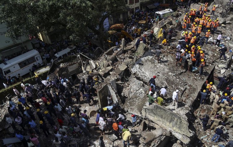 UN BLOC de CINCI ETAJE, PRĂBUŞIT în MUMBAI: 20 de persoane DATE DISPĂRUTE! FOTO