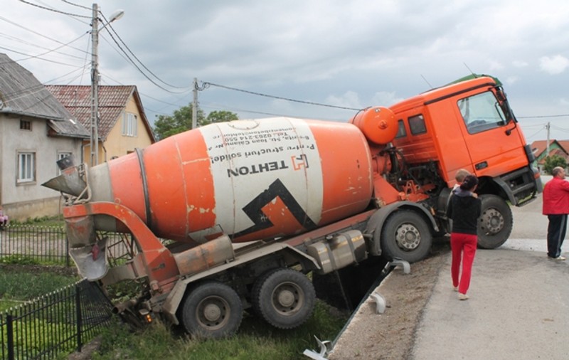Accident feroviar în Bistriţa-Năsăud! O betonieră a fost izbită în plin de tren